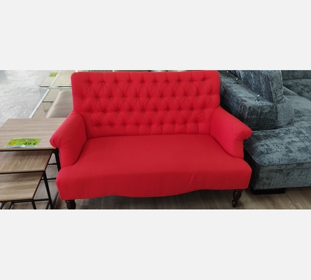Canapé vintage en tissu rouge.