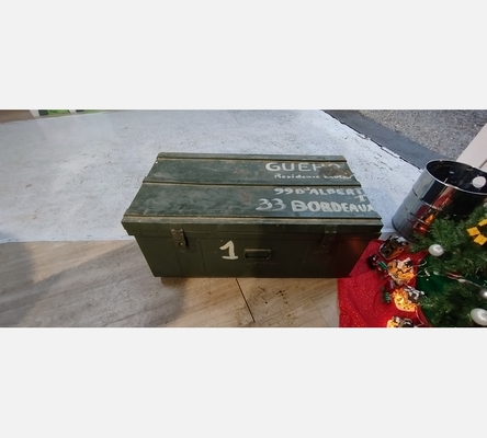 Cantine en métal verte.