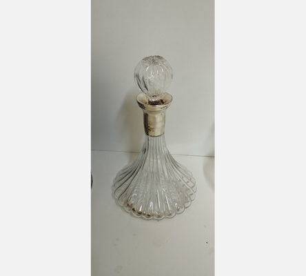 Carafe à liqueur en verre, col en métal.