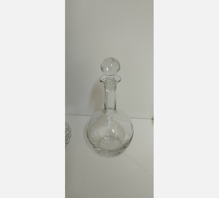 Carafe boule en cristal avec bouchon.