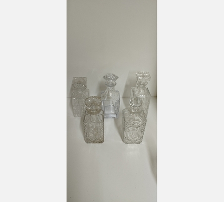 Carafe carrée en cristal avec bouchon.