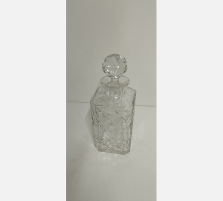 Carafe carrée en cristal avec bouchon. Quelques éclats.