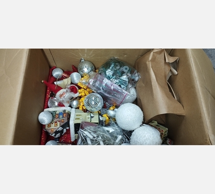 Carton de décoration de Noël. Le carton entier, pas de détail.