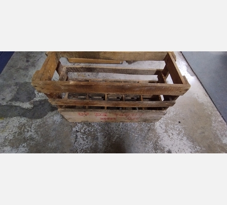 Casier à bouteilles en bois.