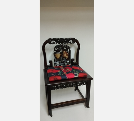Chaise ancienne chinoise en bois de fer avec incrustation de pierre.