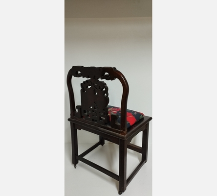 Chaise ancienne chinoise en bois de fer avec incrustation de pierre.