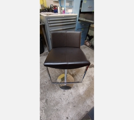 Chaise de bar, assise en cuir marron et pied chromée.