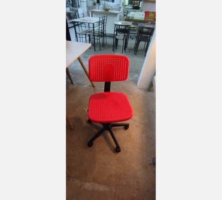 Chaise de bureau en plastique rouge