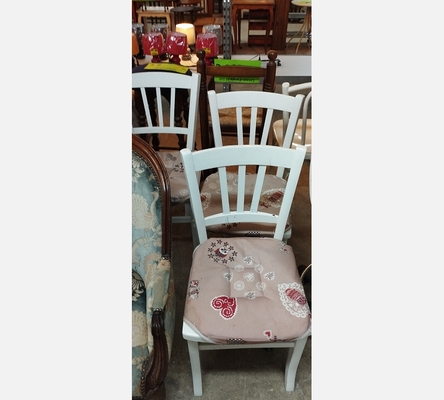 Chaise de cuisine en bois blanc. La pièce.