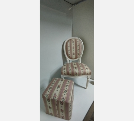 Chaise de style Louis XVI avec repose pied.