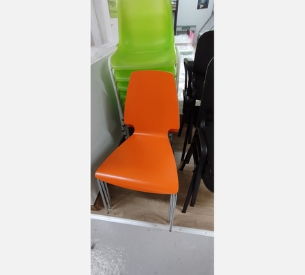 Chaise en bois orange.