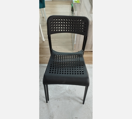 Chaise ikea noir .