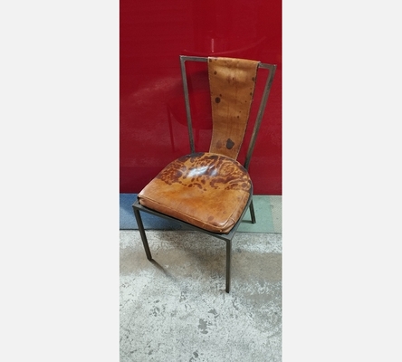 Chaise originale en fer forgé et cuir avec lanières dans le dos.