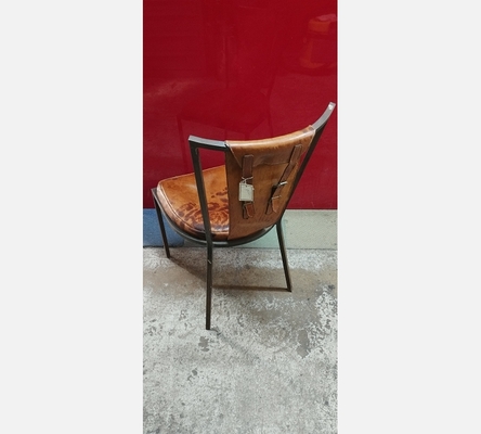 Chaise originale en fer forgé et cuir avec lanières dans le dos.