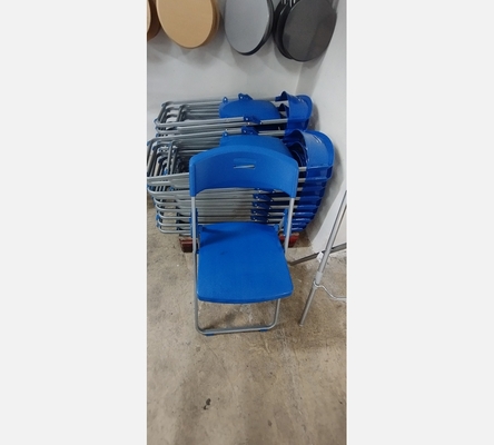 Chaise pliante en pvc bleu.