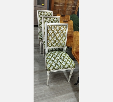 Chaise style Louis XVI, en bois blanchi et velours vert. La pièce.