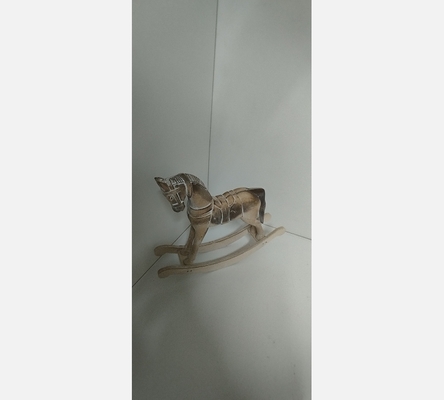 Cheval à bascule en bois