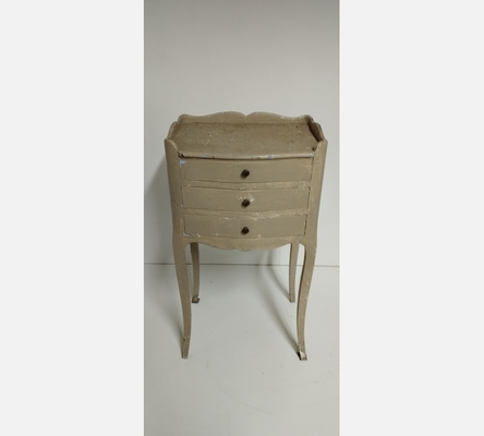 Chevet 3 tiroirs style Louis XV à repeindre.