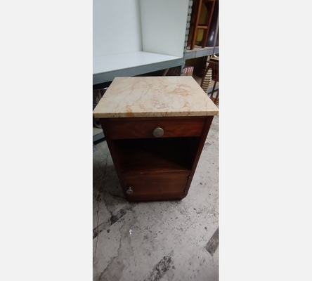 Chevet en chêne avec dessus en marbre.