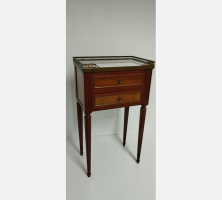 Chevet style Louis XVI avec 2 tiroirs, dessus marbre blanc bouillotte.
