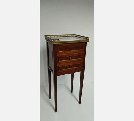 Chevet style Louis XVI avec 3 tiroirs, dessus marbre blanc bouillotte.