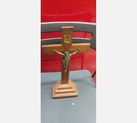 Christ sur socle en bois