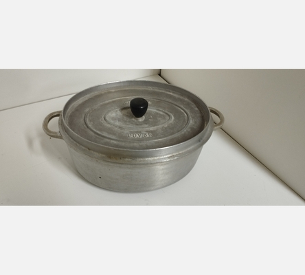 Cocotte ovale de 35 cm en fonte d'aluminium fabrication française épaisseur 5 mm