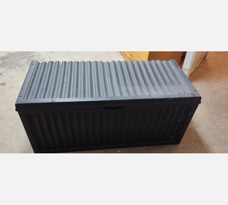 Coffre de jardin en plastique noir.