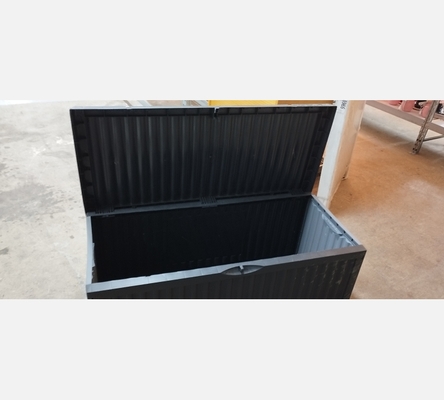 Coffre de jardin en plastique noir.