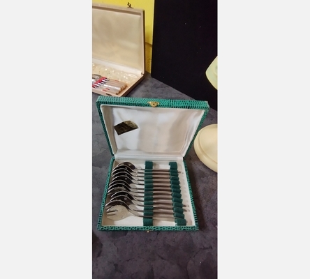 Coffret de fourchettes dans coffret vert