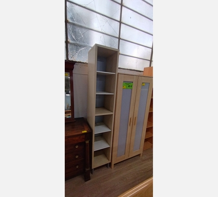 Colonne de rangement profonde.