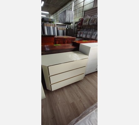 Commode 3 tiroirs laquée , couleur ivoire 'ligne Roset'.