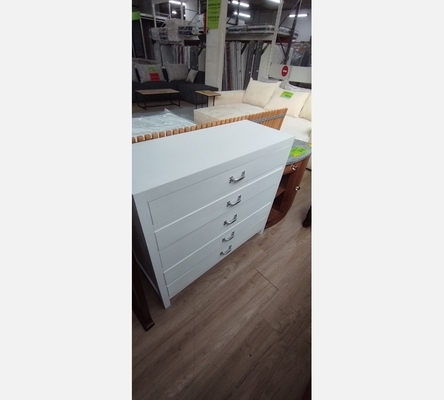 Commode 4 tiroirs en bois blanc.