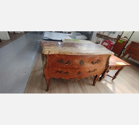 Commode marquetée à plateau en marbre de style Louis XV.
