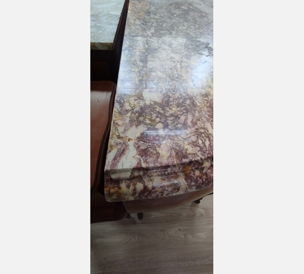 Commode marquetée à plateau en marbre de style Louis XV.