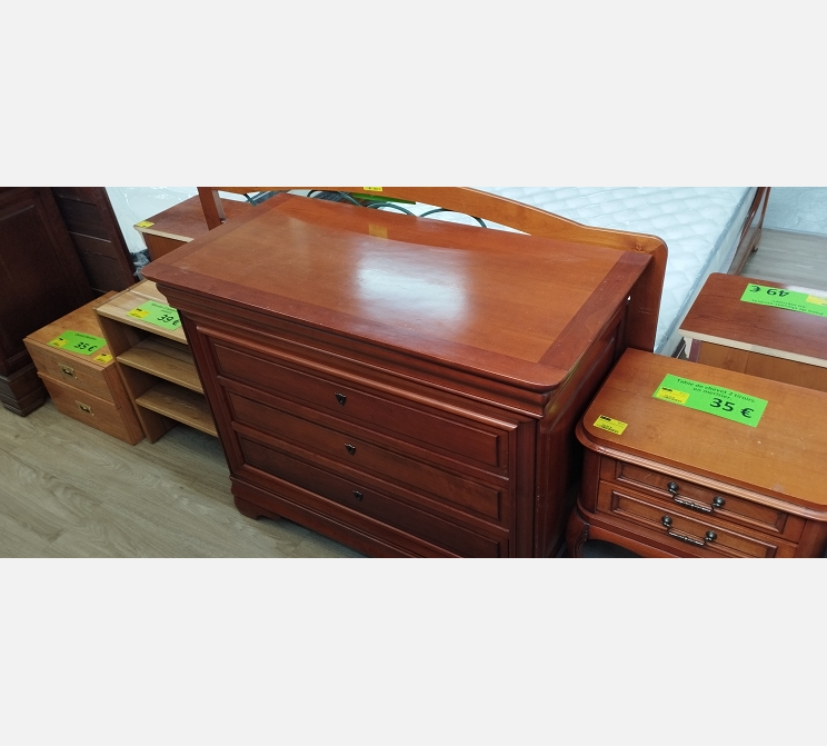Commode style Louis Philippe en merisier avec 4 tiroirs.