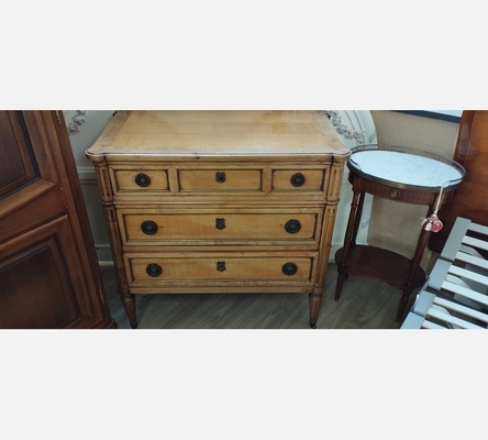 Commode style Louis XVI en merisier, 3 tiroirs.