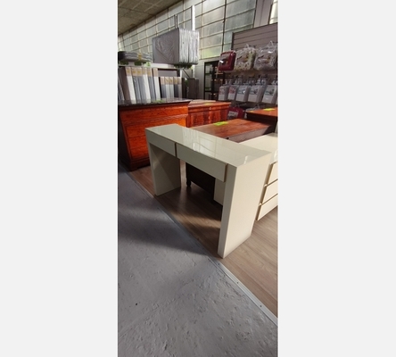 Console 2 tiroirs laquée couleur ivoire 'ligne Roset'.