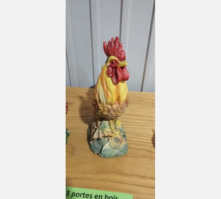 Coq en résine à pile
