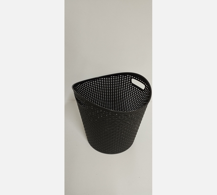 Corbeille en plastique noir.