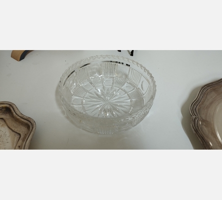 Coupe ronde en cristal ciselé.