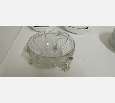 Coupe tripode en cristal ciselé.