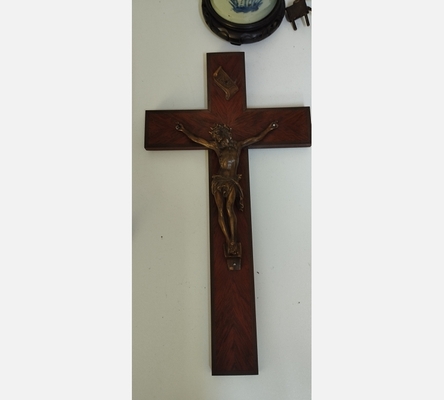 Crucifix en bronze et bois.