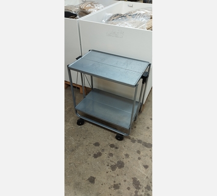 Desserte de service pliante sur roulettes.