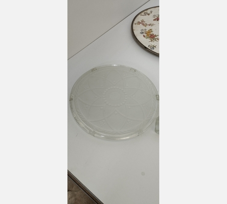 Dessous de plat rond en verre ciselé dépoli.