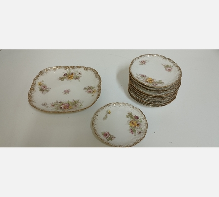 Ensemble à dessert en porcelaine doré, 11 assiettes et 1 plat.