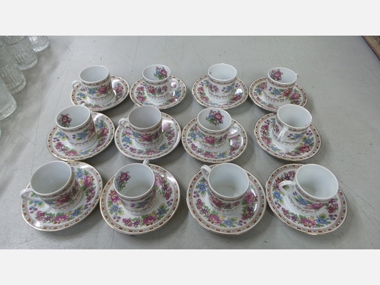 Ensemble de 12 tasses et 12 soucoupes en porcelaine chinoise.