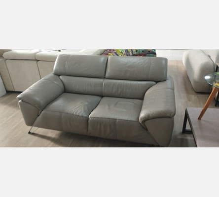 Ensemble en cuir couleur taupe, canapé 3 places et canapé 2 places