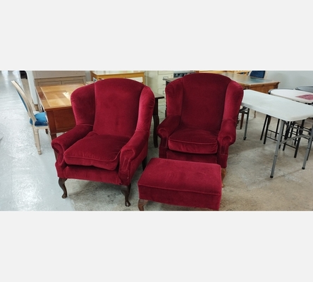 Ensemble en velours rouge de 2 fauteuils avec 1 repose pieds.