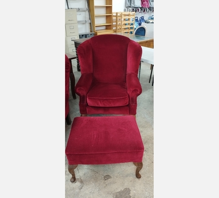Ensemble en velours rouge de 2 fauteuils avec 1 repose pieds.